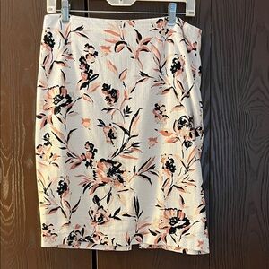 White House Black Market white with floral patterned pencil skirt. Size 6